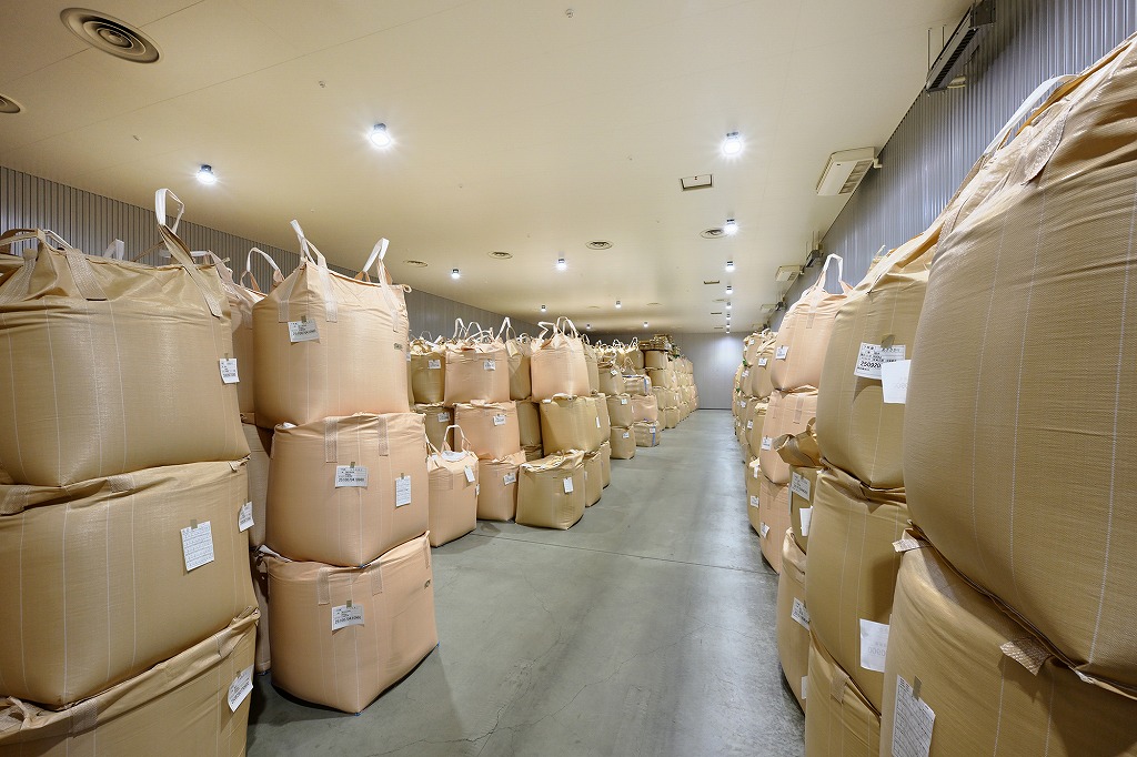 業務用米を保管する福井精米の倉庫