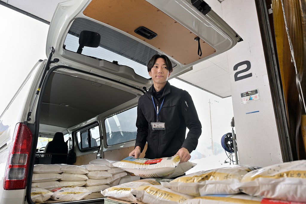 福井県内への配送に向けてお米を積み込む営業担当者