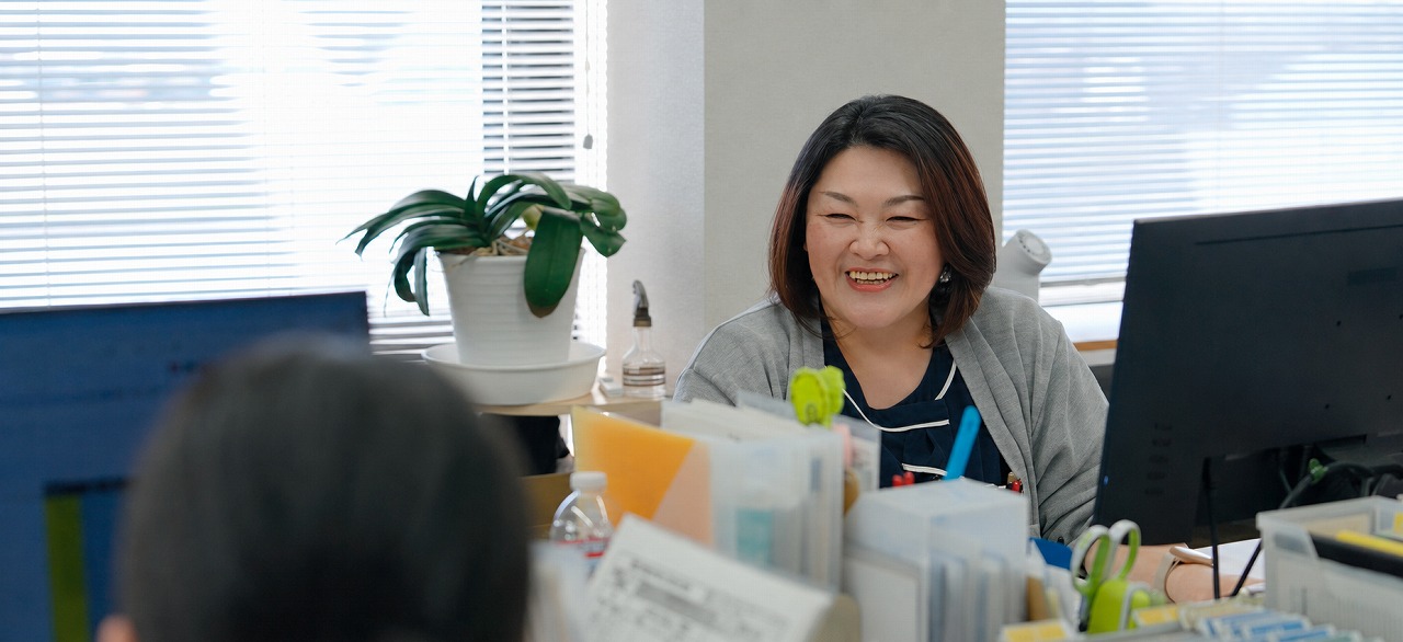 笑顔で挑戦する社員