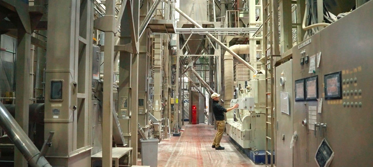 精米工場で働く社員