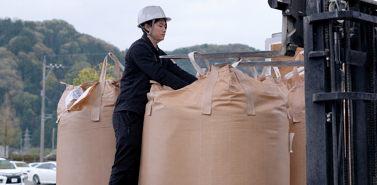 生産者や田んぼで話す社員